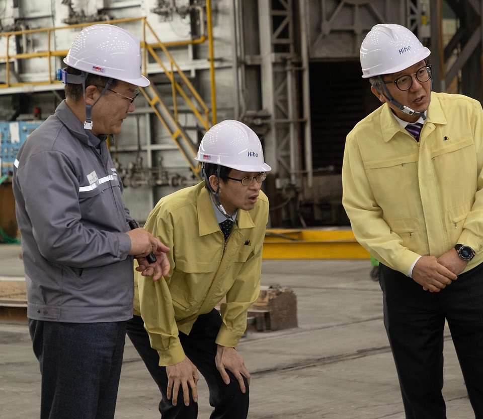 백승보 조달청장이 3월 18일 중동 상황 발생 이후 원자재 가격 변동성이 높아지는 가운데, 알루미늄 제조업체인 하이호경금속(주)을 방문해 알루미늄 수급 현황을 점검하고 현장의 목소리를 청취하고 있다.