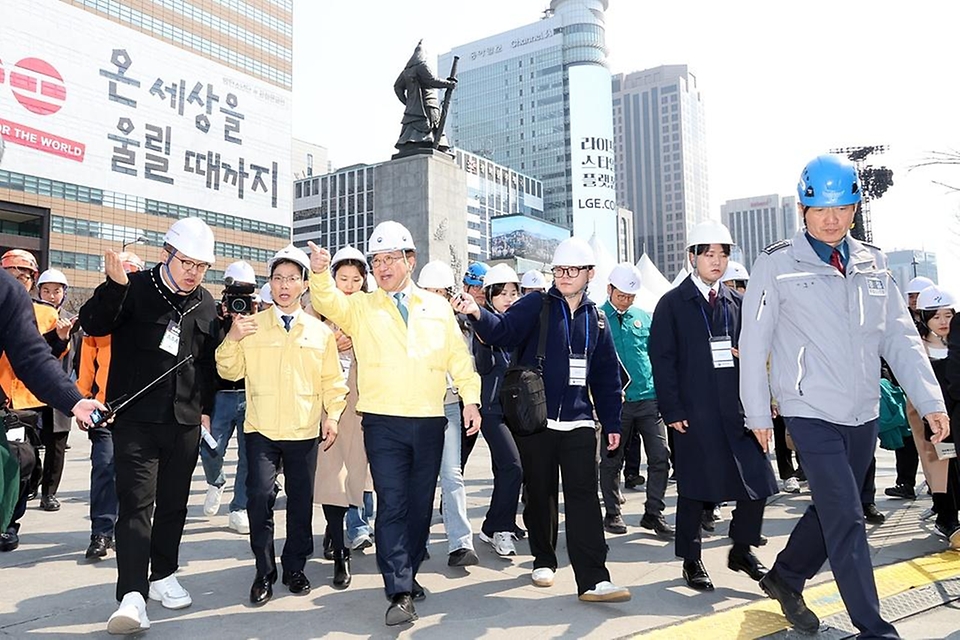 윤호중 행정안전부 장관이 3월 20일 오후 방탄소년단(BTS) 컴백 행사를 하루 앞두고 광화문 일대를 찾아 안전관리 현장 상황을 점검하고 있다.