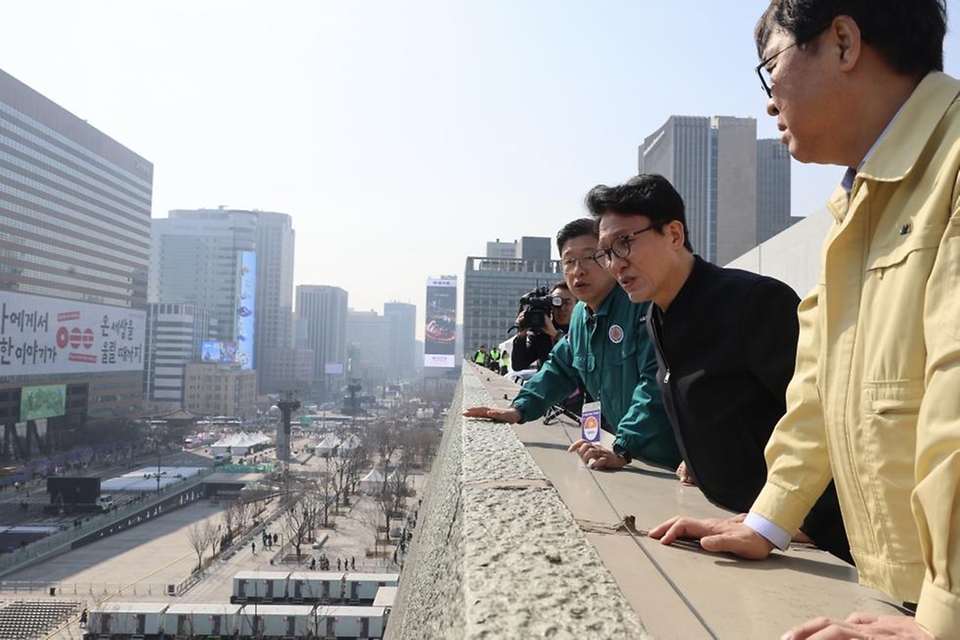 김민석 국무총리가 3월 21일 종로구 세종문화회관에 마련된 BTS 행사 지원 서울시 통합현장본부를 찾아 공연 안전관리 대책과 계획을 점검하고 공연장을 살펴보고 있다.