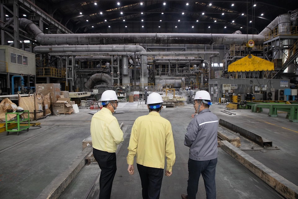 백승보 조달청장이 3월 18일 중동 상황 발생 이후 원자재 가격 변동성이 높아지는 가운데, 알루미늄 제조업체인 하이호경금속(주)을 방문해 알루미늄 수급 현황을 점검하고 현장의 목소리를 청취하고 있다.