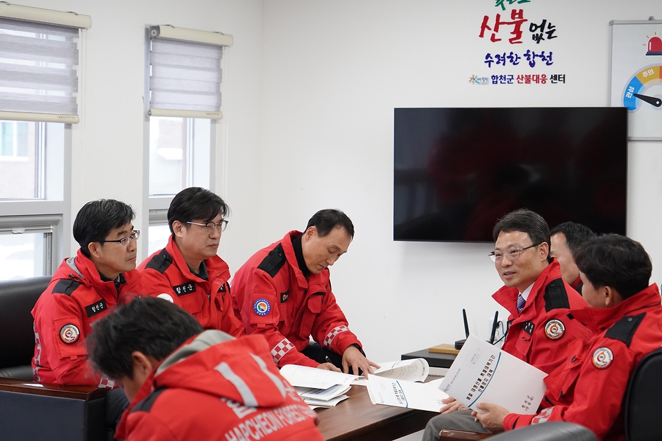 박은식 산림청장이 3월 18일 경남 합천군 산불대응센터를 방문해 산불예방전문진화대원을 격려하고 있다.