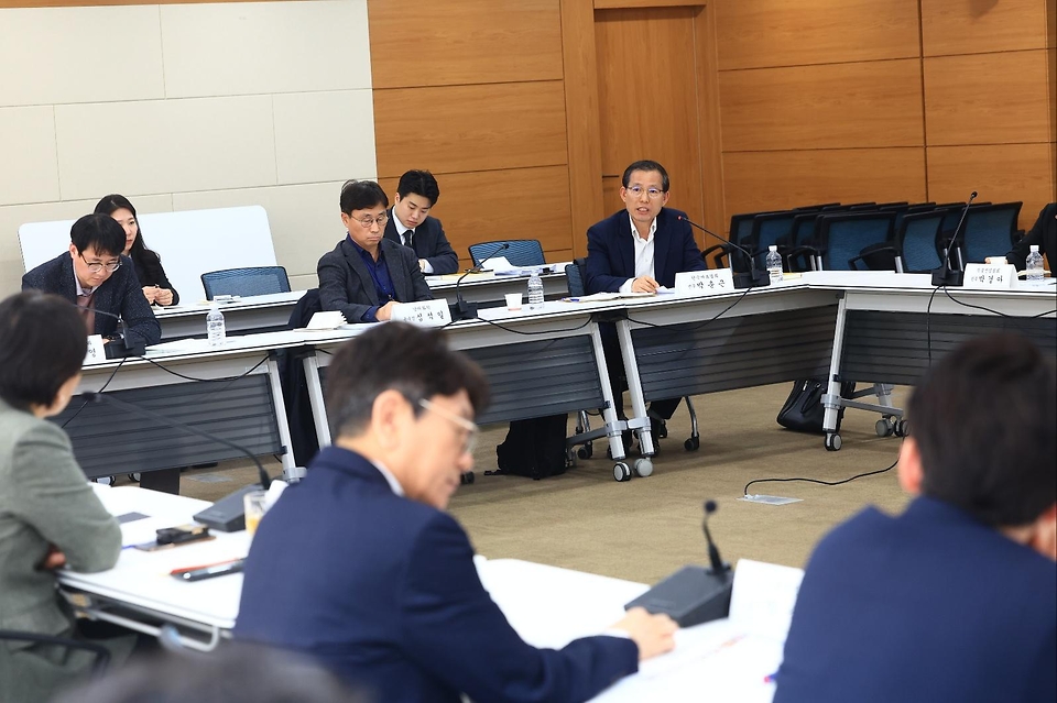 송미령 농림축산식품부 장관이 3월 20일 세종시 정부세종청사에서 중동 상황의 각종 리스크에 대한 선제적 대응 방안을 논의하고자 업계 관계자들과 중동상황 점검회의를 개최하고 있다.