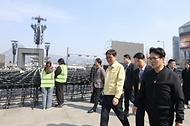 김민석 국무총리가 3월 21일 종로구 세종문화회관에 마련된 BTS 행사 지원 서울시 통합현장본부를 찾아 공연 안전관리 대책과 계획을 점검하고 공연장을 살펴보고 있다.