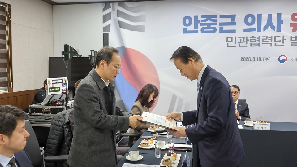 권오을 국가보훈부 장관이 3월 18일 서울시 용산구 서울지방보훈청에서 열린 안중근 의사 유해발굴 민관협력단 발족식에 참석해 인사말씀 후 기념 촬영하고 있다.