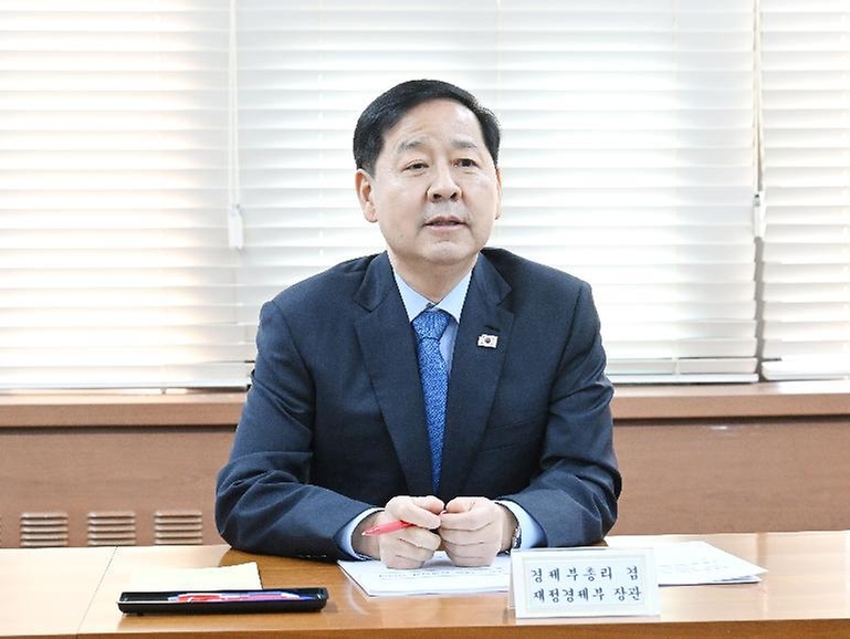 구윤철 부총리 겸 재정경제부 장관이 3월 22일 서울 종로구 정부서울청사에서 중동상황에 따른 고유가 대응 관계장관 간담회를 주재하고 있다.