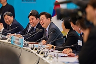 이재명 대통령이 3월 20일 청와대 영빈관에서 열린 중소기업인과의 대화에서 한 참석자의 발언에 웃고 있다.