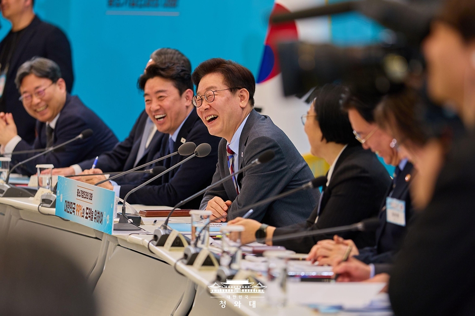 이재명 대통령이 3월 20일 청와대 영빈관에서 열린 중소기업인과의 대화에서 한 참석자의 발언에 웃고 있다.