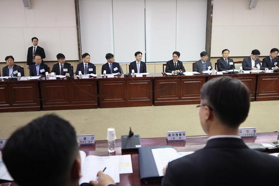 김민석 국무총리가 3월 20일 세종대로 정부서울청사에서 열린 범정부 드론·대드론 통합 TF 회의를 주재하고 있다.