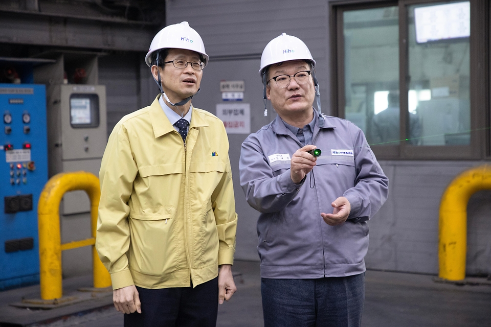 백승보 조달청장이 3월 18일 중동 상황 발생 이후 원자재 가격 변동성이 높아지는 가운데, 알루미늄 제조업체인 하이호경금속(주)을 방문해 알루미늄 수급 현황을 점검하고 현장의 목소리를 청취하고 있다.