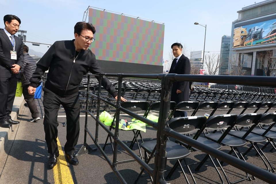 김민석 국무총리가 3월 21일 종로구 세종문화회관에 마련된 BTS 행사 지원 서울시 통합현장본부를 찾아 공연 안전관리 대책과 계획을 점검하고 공연장을 살펴보고 있다.