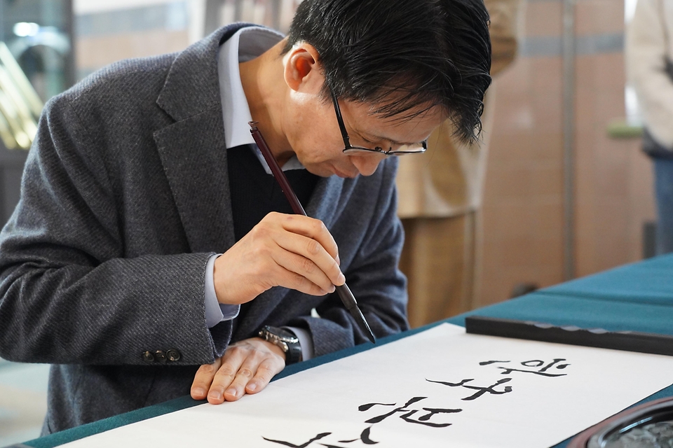 백승보 조달청장이 3월 14일 복합문화공간 문화역서울284에서 개최 중인 '정부조달문화상품 특별전'에서 전통의 멋을 살린 생활용품을 살펴보고 있다.