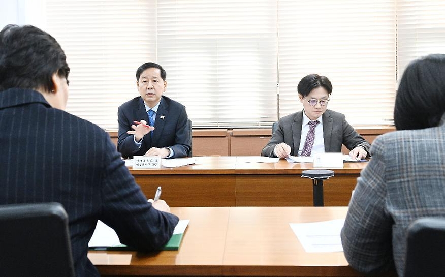 구윤철 부총리 겸 재정경제부 장관이 3월 22일 서울 종로구 정부서울청사에서 중동상황에 따른 고유가 대응 관계장관 간담회를 주재하고 있다.