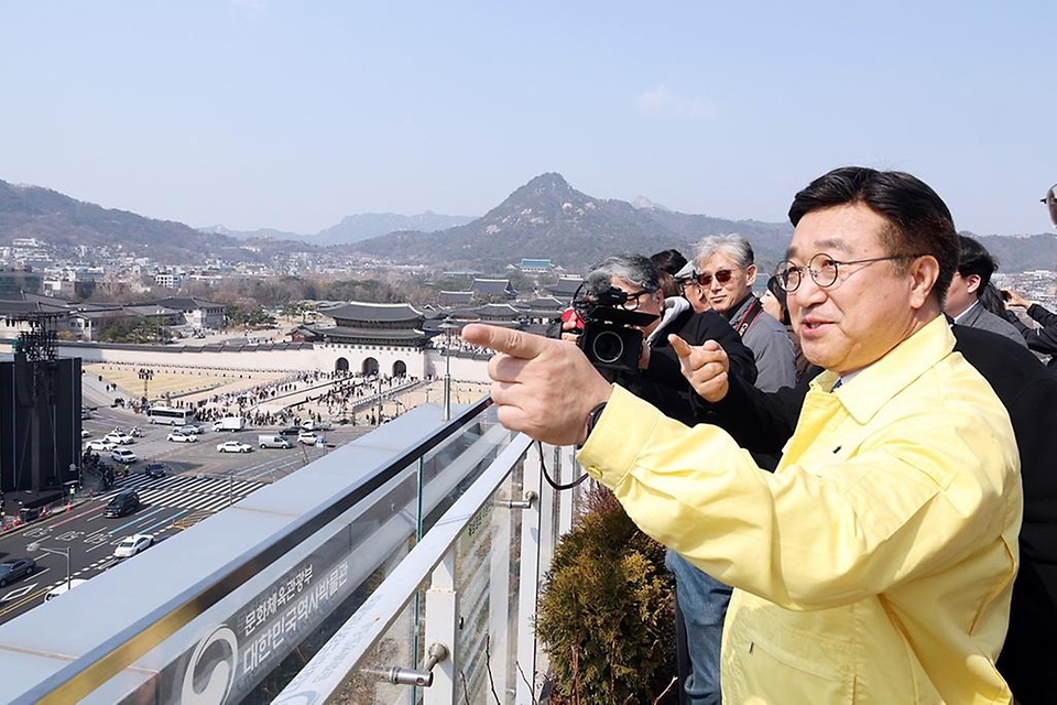 윤호중 행정안전부 장관이 3월 20일 오후 방탄소년단(BTS) 컴백 행사를 하루 앞두고 광화문 일대를 찾아 안전관리 현장 상황을 점검하고 있다.