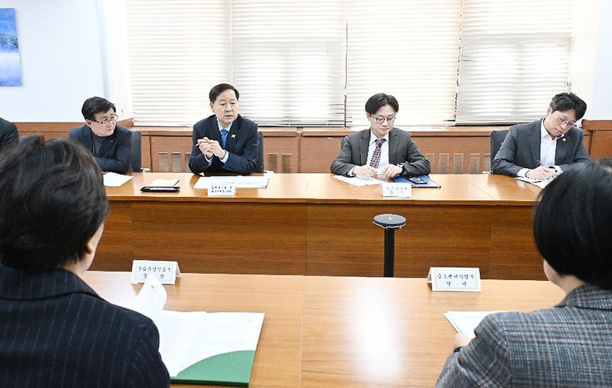 구윤철 부총리 겸 재정경제부 장관이 3월 22일 서울 종로구 정부서울청사에서 중동상황에 따른 고유가 대응 관계장관 간담회를 주재하고 있다.