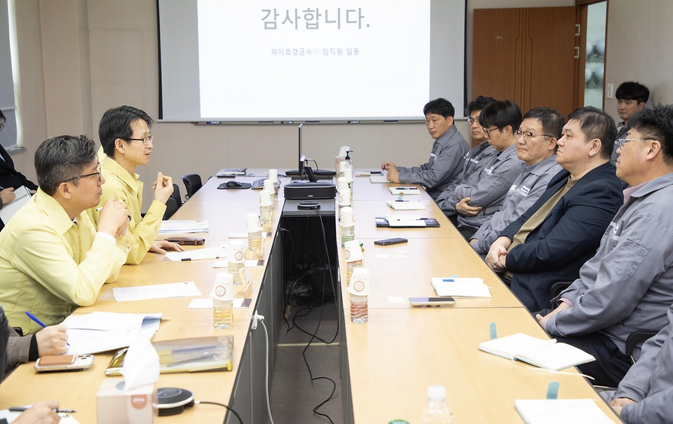 백승보 조달청장이 3월 18일 중동 상황 발생 이후 원자재 가격 변동성이 높아지는 가운데, 알루미늄 제조업체인 하이호경금속(주)을 방문해 알루미늄 수급 현황을 점검하고 현장의 목소리를 청취하고 있다.