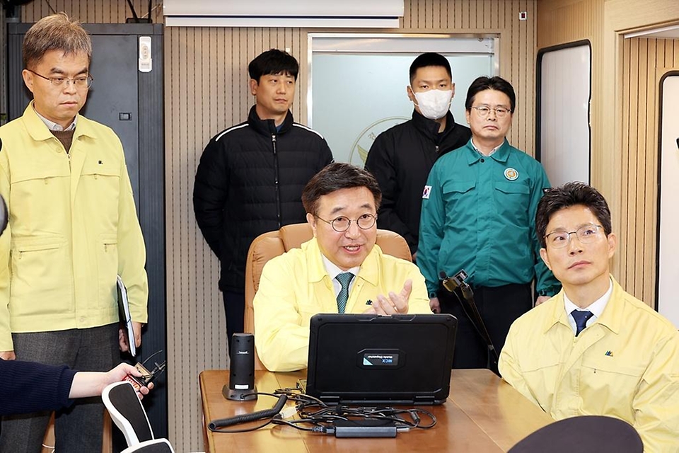 윤호중 행정안전부 장관이 3월 20일 오후 방탄소년단(BTS) 컴백 행사를 하루 앞두고 광화문 일대를 찾아 경찰지휘차에서 안전관리 현장 상황을 점검하고 있다.