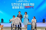 이재명 대통령과 김혜경 여사가 3월 20일 청와대 영빈관에서 열린 2026 밀라노-코르티나 동계 패럴림픽 선수단 오찬에서 휠체어컬링 부부인 남봉광·백혜진 선수로부터 선수단 전원의 친필 사인이 담긴 단복과 컬링스톤 모형을 선물 받고 있다.