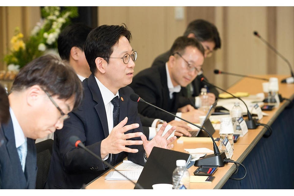 배경훈 부총리 겸 과학기술정보통신부 장관과 최교진 교육부 장관이 3월 19일 서울 종로구 광화문교보빌딩 국가과학기술자문회의 대회의실에서 열린 '과기정통부-교육부 인재정책 온(溫)담회'에서 손 온기를 나누고 있다.