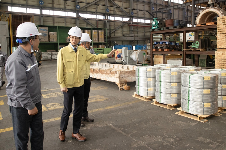 백승보 조달청장이 3월 18일 중동 상황 발생 이후 원자재 가격 변동성이 높아지는 가운데, 알루미늄 제조업체인 하이호경금속(주)을 방문해 알루미늄 수급 현황을 점검하고 현장의 목소리를 청취하고 있다.