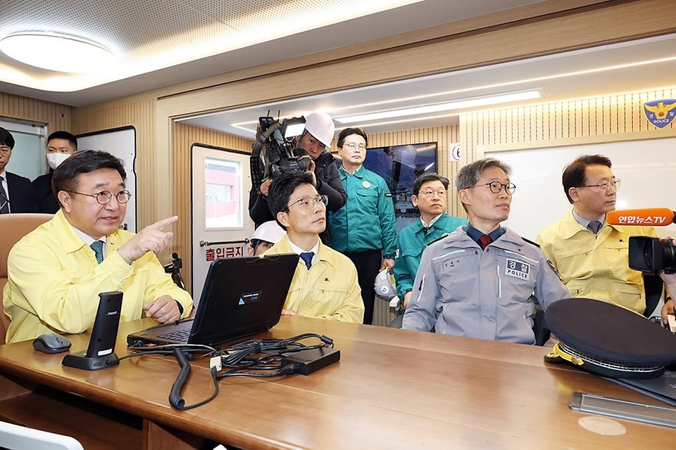 윤호중 행정안전부 장관이 3월 20일 오후 방탄소년단(BTS) 컴백 행사를 하루 앞두고 광화문 일대를 찾아 경찰지휘차에서 안전관리 현장 상황을 점검하고 있다.