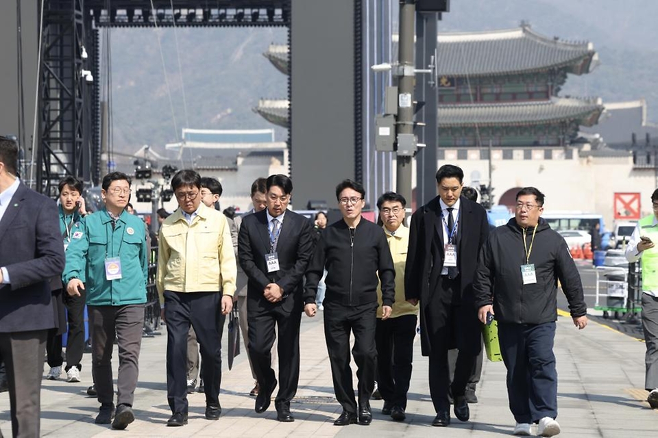 김민석 국무총리가 3월 21일 종로구 세종문화회관에 마련된 BTS 행사 지원 서울시 통합현장본부를 찾아 공연 안전관리 대책과 계획을 점검하고 공연장을 살펴보고 있다.
