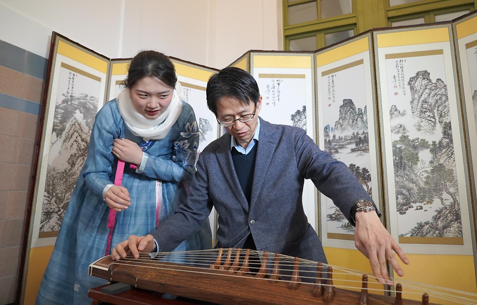 백승보 조달청장이 3월 14일 복합문화공간 문화역서울284에서 개최 중인 '정부조달문화상품 특별전'에서 전통의 멋을 살린 생활용품을 살펴보고 있다.