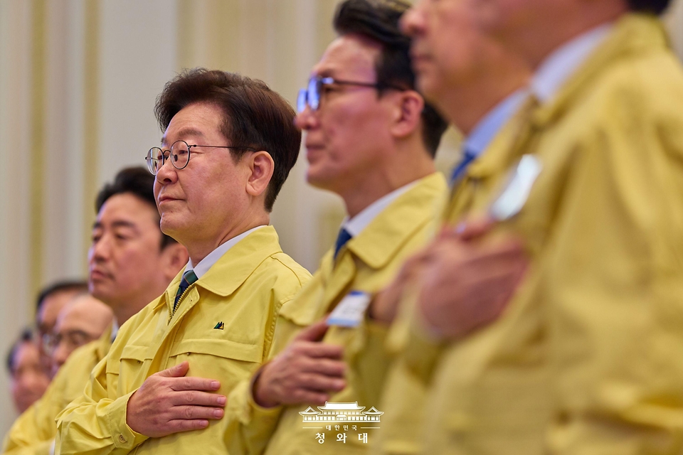 이재명 대통령이 3월 23일 청와대 영빈관에서 열린 제59차 중앙통합방위회의에서 국민의례를 하고 있다.