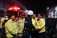 김민석 국무총리가 3월 20일 화재가 발생한 대전 대덕구의 한 자동차 부품 제조 공장을 찾아 화재 현황에 대해 보고받고 있다.