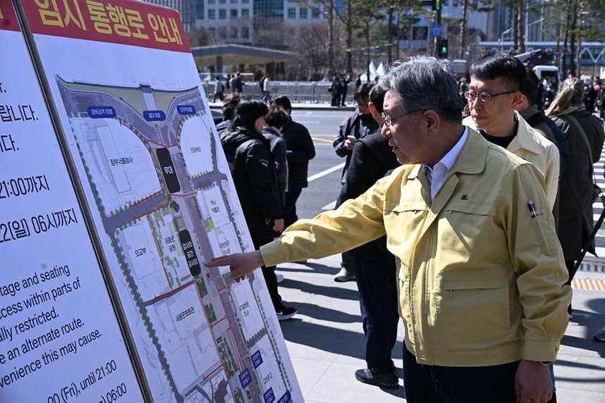 허민 국가유산청장이 3월 19일 BTS 복귀 공연(3월 21일)을 앞두고 대한민국을 대표하는 국보인 숭례문과 공연 본 무대인 광화문 광장 일대에 대해 막바지 안전 점검에 박차를 가하고 있다.
