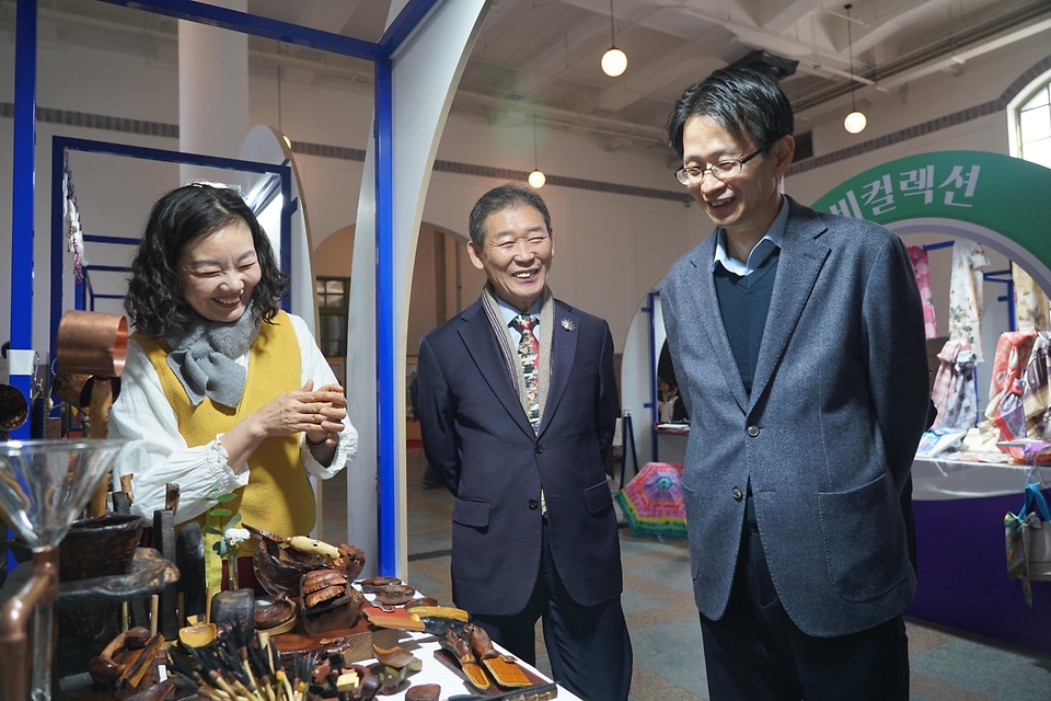 백승보 조달청장이 3월 14일 복합문화공간 문화역서울284에서 개최 중인 '정부조달문화상품 특별전'에서 전통의 멋을 살린 생활용품을 살펴보고 있다.