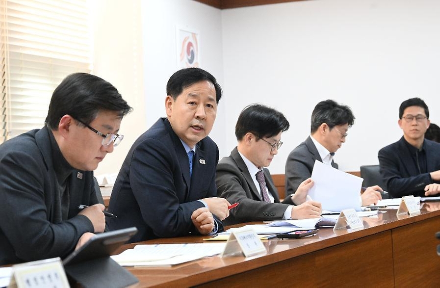 구윤철 부총리 겸 재정경제부 장관이 3월 22일 서울 종로구 정부서울청사에서 중동상황에 따른 고유가 대응 관계장관 간담회를 주재하고 있다.