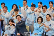 이재명 대통령과 김혜경 여사가 3월 20일 청와대 영빈관에서 2026 밀라노-코르티나 동계 패럴림픽 선수단과 오찬을 마친 뒤 기념 촬영을 하고 있다.