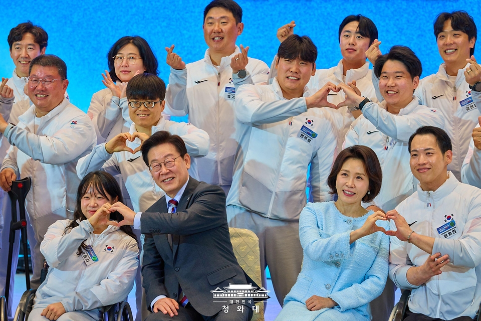 이재명 대통령과 김혜경 여사가 3월 20일 청와대 영빈관에서 2026 밀라노-코르티나 동계 패럴림픽 선수단과 오찬을 마친 뒤 기념 촬영을 하고 있다.