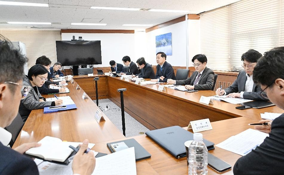 구윤철 부총리 겸 재정경제부 장관이 3월 22일 서울 종로구 정부서울청사에서 중동상황에 따른 고유가 대응 관계장관 간담회를 주재하고 있다.