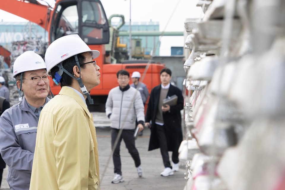 백승보 조달청장이 3월 18일 중동 상황 발생 이후 원자재 가격 변동성이 높아지는 가운데, 알루미늄 제조업체인 하이호경금속(주)을 방문해 알루미늄 수급 현황을 점검하고 현장의 목소리를 청취하고 있다.