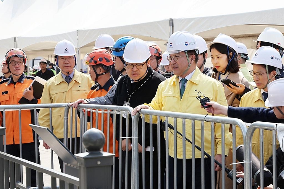 윤호중 행정안전부 장관이 3월 20일 오후 방탄소년단(BTS) 컴백 행사를 하루 앞두고 광화문 일대를 찾아 안전관리 현장 상황을 점검하고 있다.