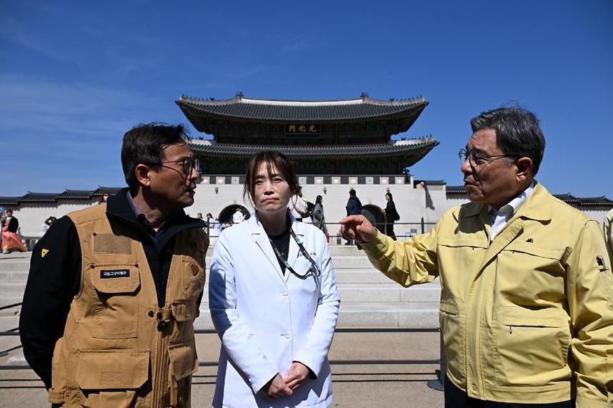 허민 국가유산청장이 3월 19일 BTS 복귀 공연(3월 21일)을 앞두고 대한민국을 대표하는 국보인 숭례문과 공연 본 무대인 광화문 광장 일대에 대해 막바지 안전 점검에 박차를 가하고 있다.