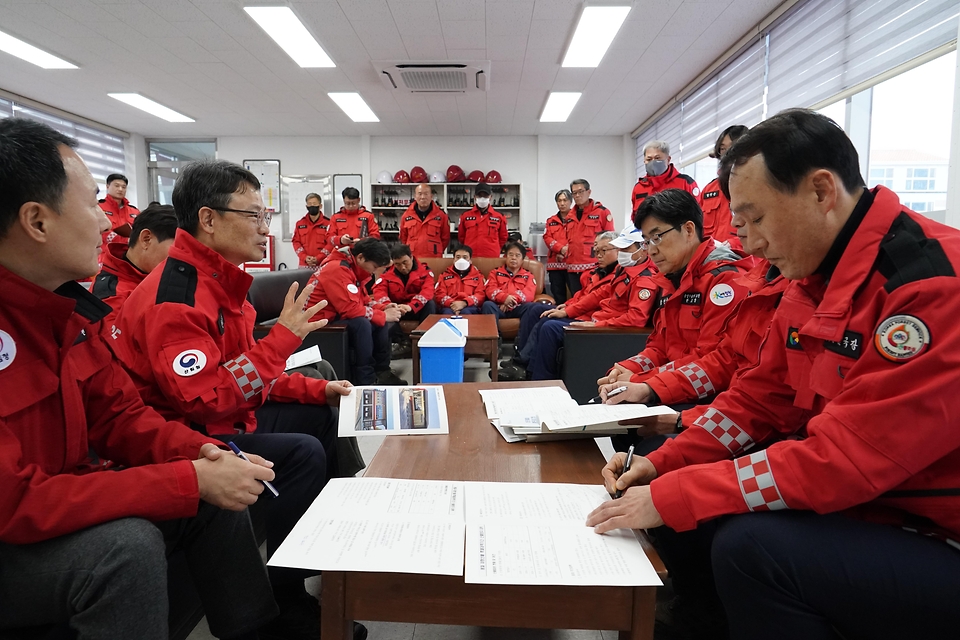 박은식 산림청장이 3월 18일 경남 합천군 산불대응센터를 방문해 산불예방전문진화대원을 격려하고 있다.