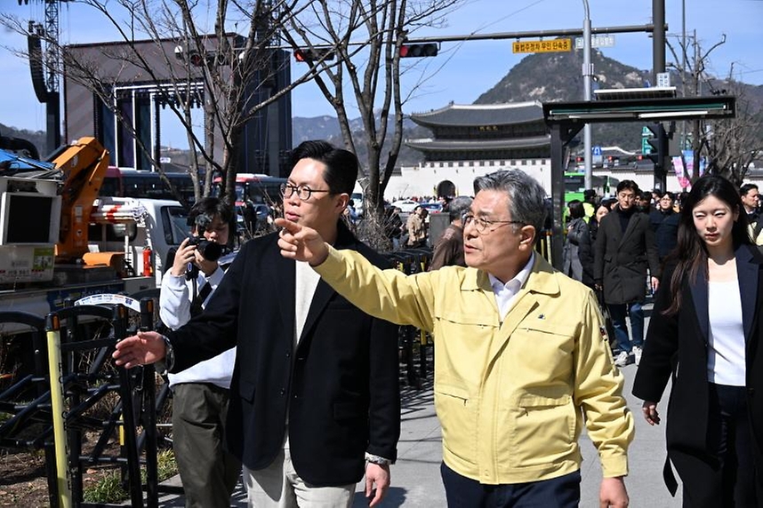 허민 국가유산청장이 3월 19일 BTS 복귀 공연(3월 21일)을 앞두고 대한민국을 대표하는 국보인 숭례문과 공연 본 무대인 광화문 광장 일대에 대해 막바지 안전 점검에 박차를 가하고 있다.