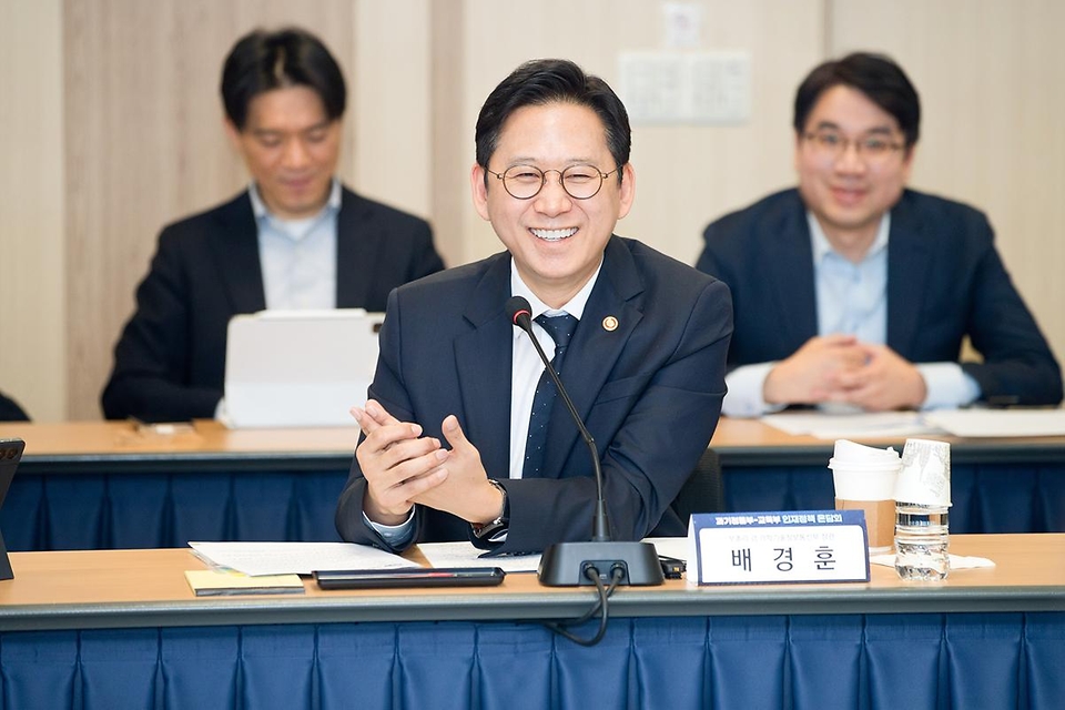 배경훈 부총리 겸 과학기술정보통신부 장관과 최교진 교육부 장관이 3월 19일 서울 종로구 광화문교보빌딩 국가과학기술자문회의 대회의실에서 열린 '과기정통부-교육부 인재정책 온(溫)담회'에서 손 온기를 나누고 있다.