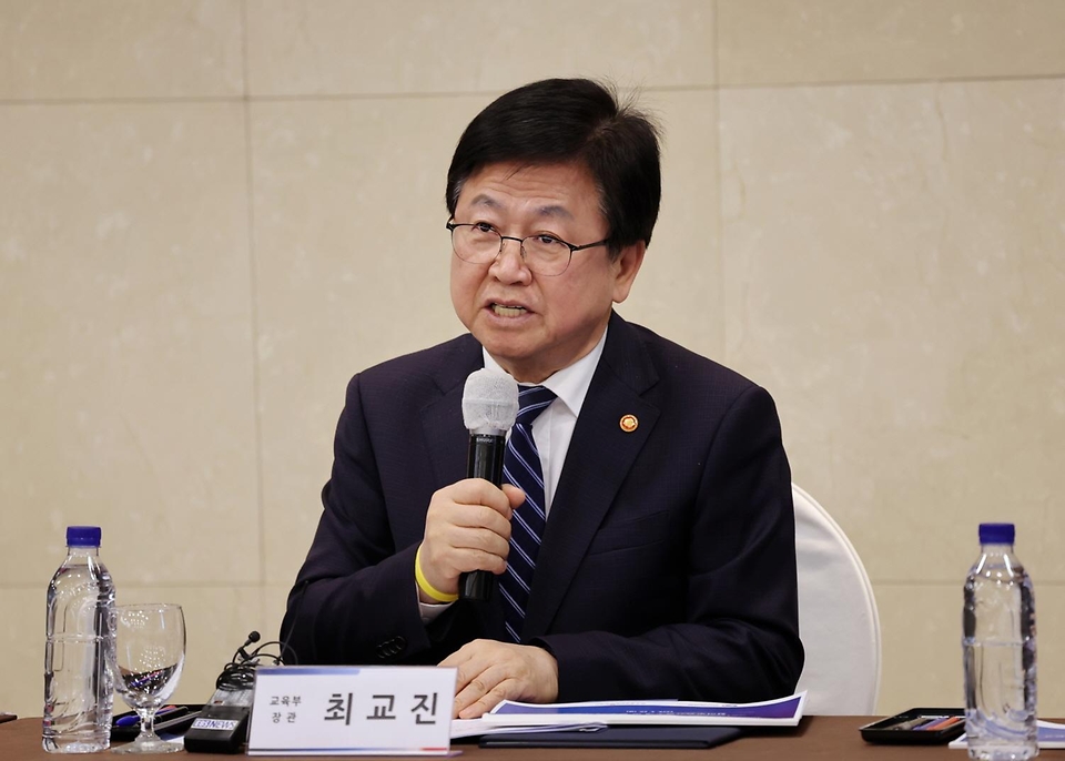 최교진 교육부 장관이 3월 20일 서울 프레지던트호텔에서 교육부·보건복지부·성평등가족부·경찰청이 함께 자살 유족 면담과 기록 분석으로 청소년 자살 원인을 과학적으로 파악하는 청소년 심리부검 사업 업무협약을 체결하고 있다.