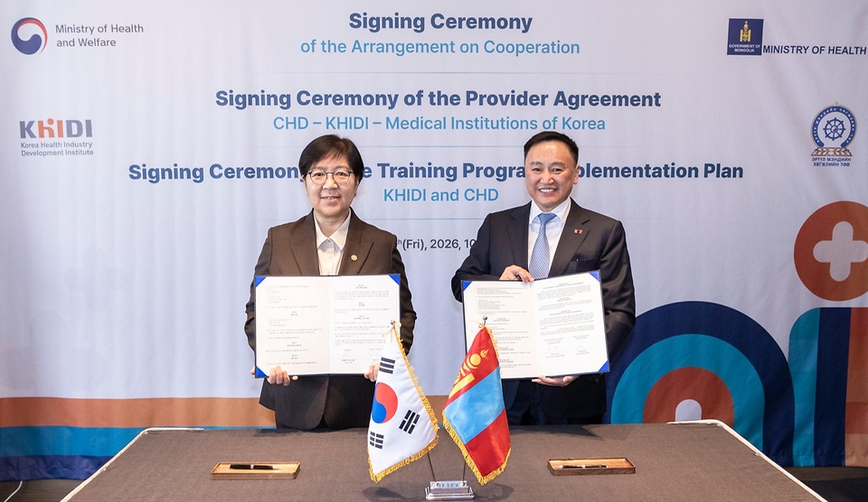 정은경 보건복지부 장관이 3월 20일 서울 중구 롯데호텔에서 친부렝 직찌드수렝 몽골 보건부 장관과 면담하고, 협력 약정 체결 후 기념 촬영하고 있다.