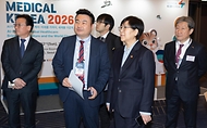 정은경 보건복지부 장관이 3월 19일 서울 강남구 코엑스에서 열린 '메디컬코리아 2026'에 참석해 관계자들과 대화 후 축사를 하고 있다.