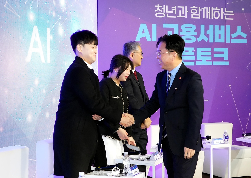 김영훈 고용노동부 장관은 3월 20일 서울시 중구 정동1928아트센터에서 '청년과 함께하는 AI 고용서비스 오픈토크'를 개최하고, 구직자와 기업이 직접 선택한 AI 고용서비스 수요조사 결과와 그간의 운영성과, 2026년 확대 계획을 공개하고 있다.