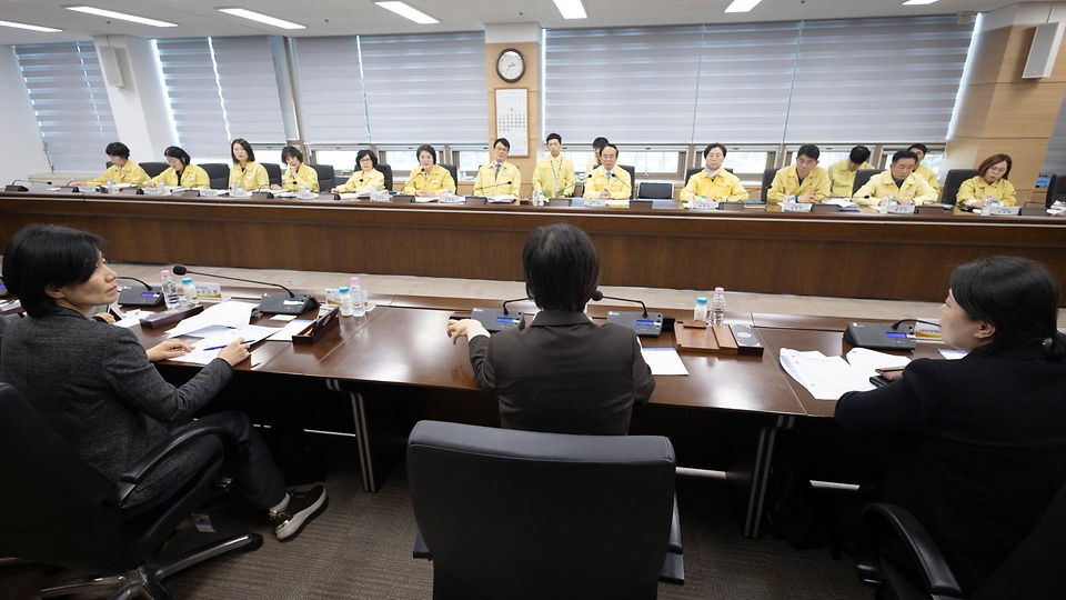 정은경 보건복지부 장관이 3월 21일 전라북도 임실군을 방문해 최근 발생한 일가족 사망사건 경위와 지방자치단체의 조치 현황을 파악하고 가족 돌봄 지원체계 전반에 대해 논의하고 있다.