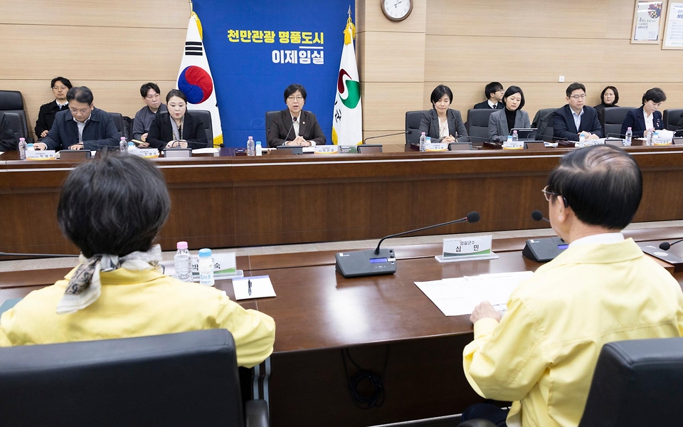 정은경 보건복지부 장관이 3월 21일 전라북도 임실군을 방문해 최근 발생한 일가족 사망사건 경위와 지방자치단체의 조치 현황을 파악하고 가족 돌봄 지원체계 전반에 대해 논의하고 있다.