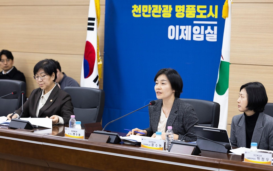 정은경 보건복지부 장관이 3월 21일 전라북도 임실군을 방문해 최근 발생한 일가족 사망사건 경위와 지방자치단체의 조치 현황을 파악하고 가족 돌봄 지원체계 전반에 대해 논의하고 있다.