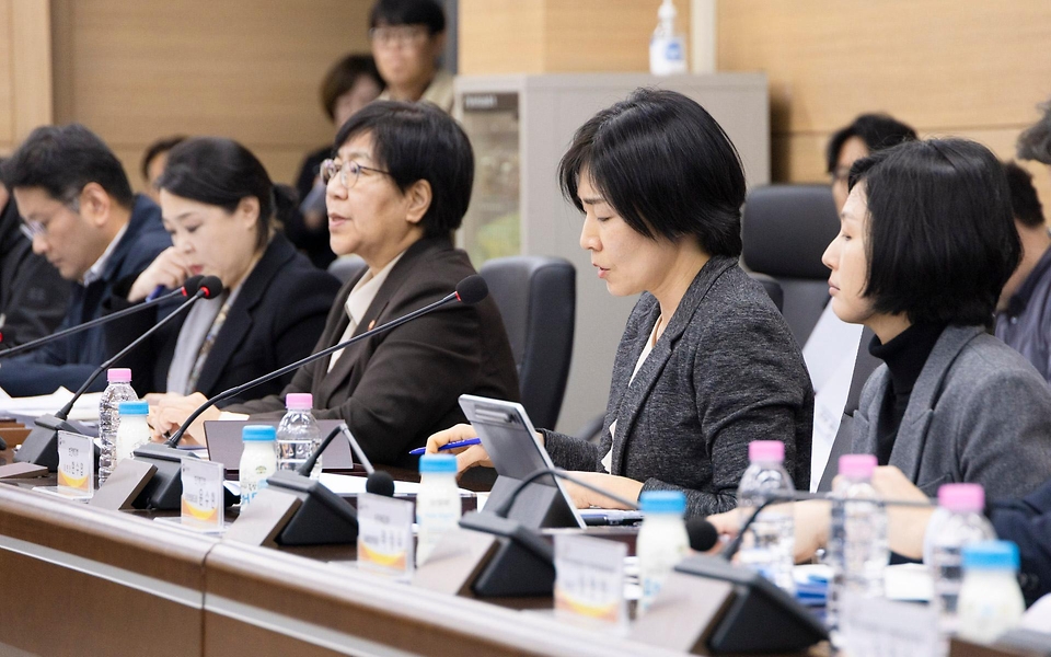 정은경 보건복지부 장관이 3월 21일 전라북도 임실군을 방문해 최근 발생한 일가족 사망사건 경위와 지방자치단체의 조치 현황을 파악하고 가족 돌봄 지원체계 전반에 대해 논의하고 있다.