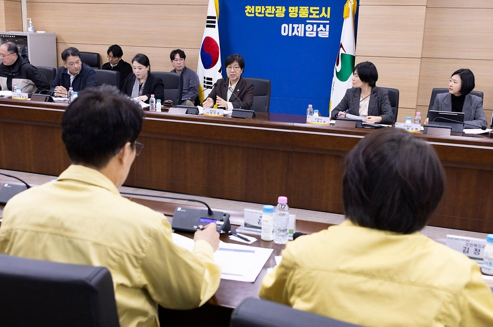 정은경 보건복지부 장관이 3월 21일 전라북도 임실군을 방문해 최근 발생한 일가족 사망사건 경위와 지방자치단체의 조치 현황을 파악하고 가족 돌봄 지원체계 전반에 대해 논의하고 있다.