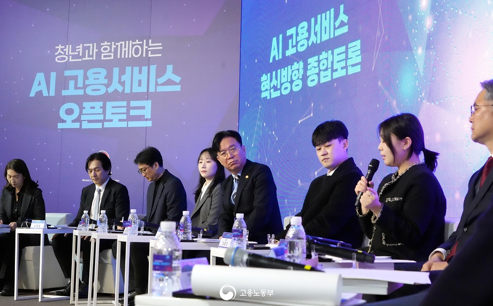 김영훈 고용노동부 장관은 3월 20일 서울시 중구 정동1928아트센터에서 '청년과 함께하는 AI 고용서비스 오픈토크'를 개최하고, 구직자와 기업이 직접 선택한 AI 고용서비스 수요조사 결과와 그간의 운영성과, 2026년 확대 계획을 공개하고 있다.